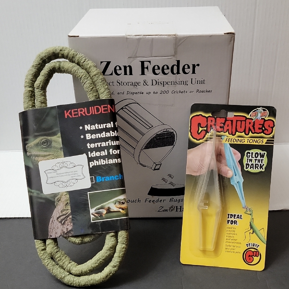 Reptile Feeding Kit with Green Rope and Glow-in-the-Dark Tongs